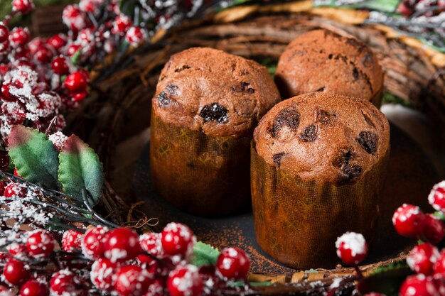 Assortiment nature morte de délicieux panettone