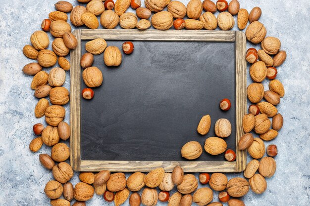 Assortiment de noix sur la surface en béton. Noisettes, noix, noix de pécan, arachide, amandes, vue de dessus