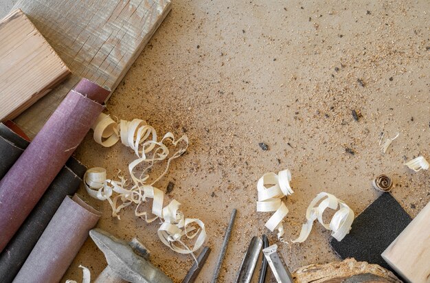 Assortiment d'objets d'artisanat en bois vue de dessus