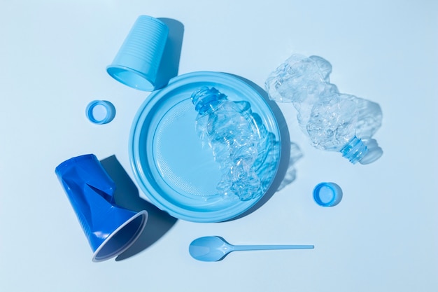 Assortiment d'objets en plastique non écologiques