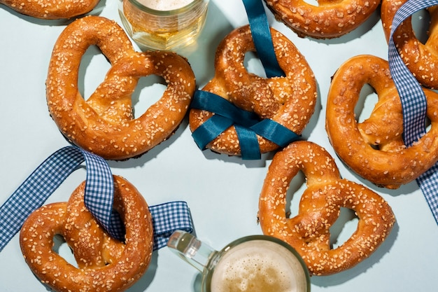 Assortiment d'Oktoberfest avec de délicieux bretzel