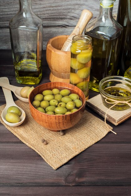 Assortiment d'olives biologiques sur la table