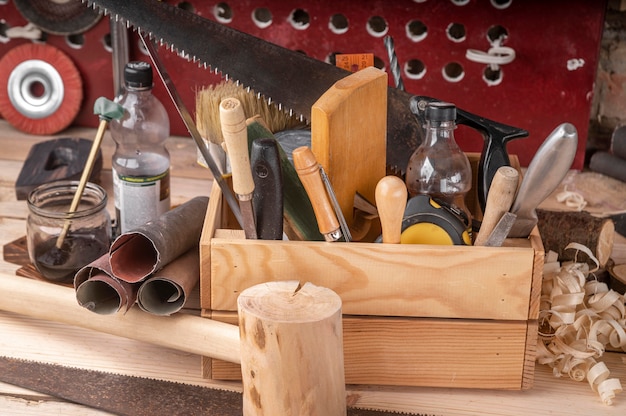 Assortiment d'outils d'artisanat du bois