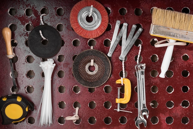 Assortiment d'outils pour travaux artisanaux