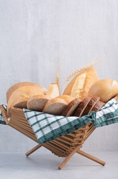 Assortiment de pain dans un panier sur une surface en marbre