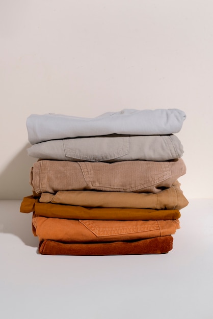 Assortiment de pantalons de couleur beige