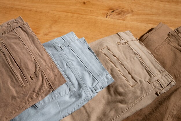 Assortiment de pantalons de couleur beige