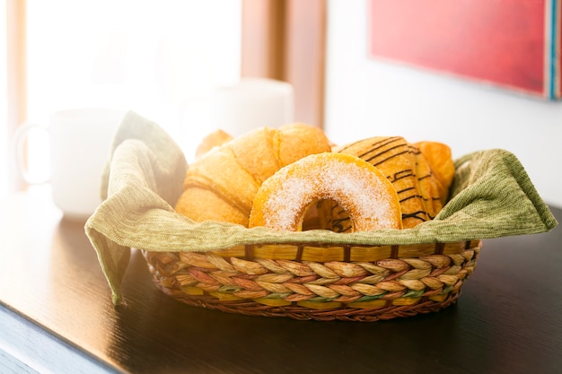 Assortiment de pâte feuilletée dans un panier