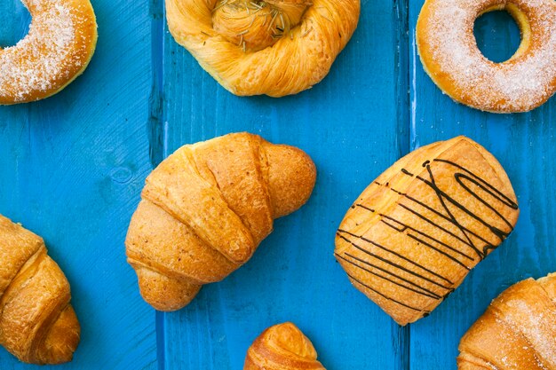 Assortiment de pâte feuilletée sur une table en bois