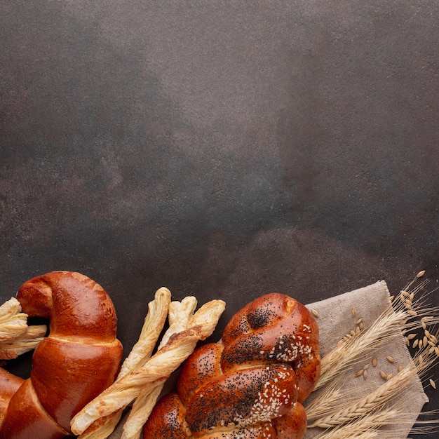 Assortiment de pâtisserie et croissant