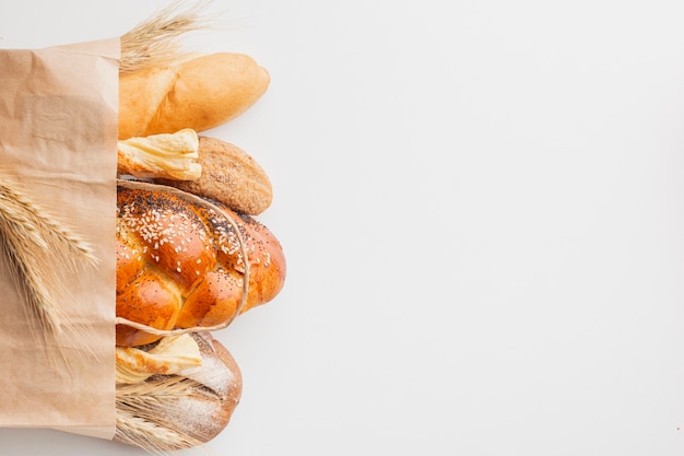 Photo gratuite assortiment de pâtisserie dans un sac en papier