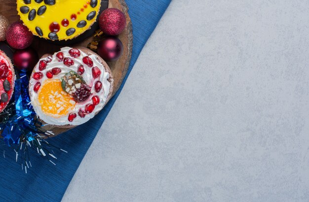 Un Assortiment De Petits Gâteaux Sur Une Planche De Bois Sur Une Surface En Marbre