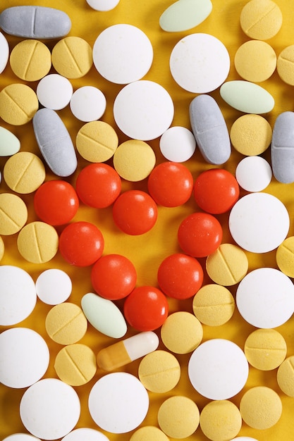 Assortiment de pilules colorées