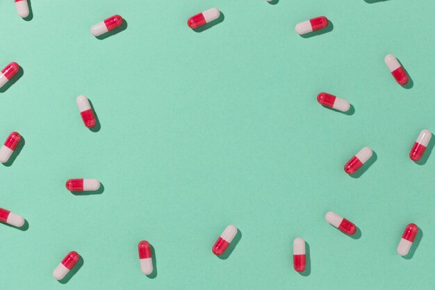 Assortiment de pilules médicinales minimales à plat