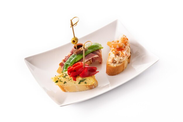 Assortiment de pintxos espagnols isolé sur fond blanc