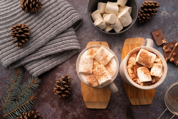 Assortiment à plat avec une délicieuse boisson dans des tasses