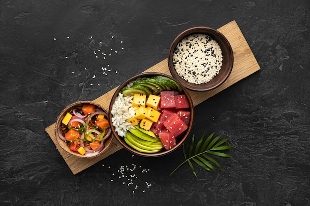 Assortiment plat de délicieux poke bowl