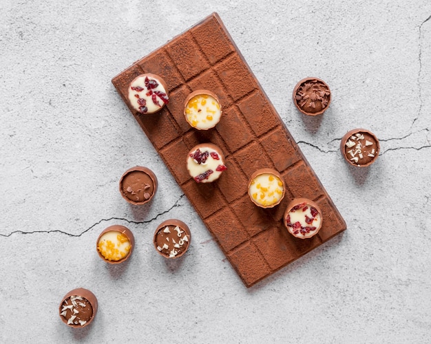 Photo gratuite assortiment plat de délicieux produits de chocolat