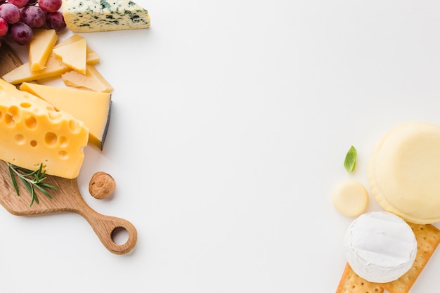 Assortiment plat de fromage sur une planche à découper en bois