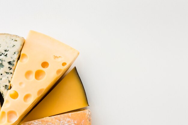 Assortiment plat de fromages fins avec espace de copie