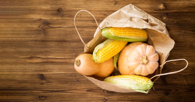 Assortiment plat de légumes frais d'automne avec espace copie