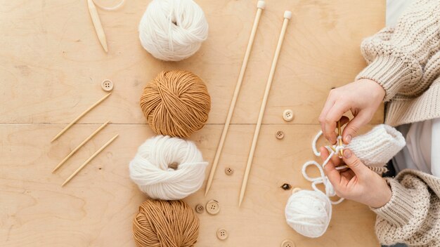 Assortiment à plat avec outils à tricoter
