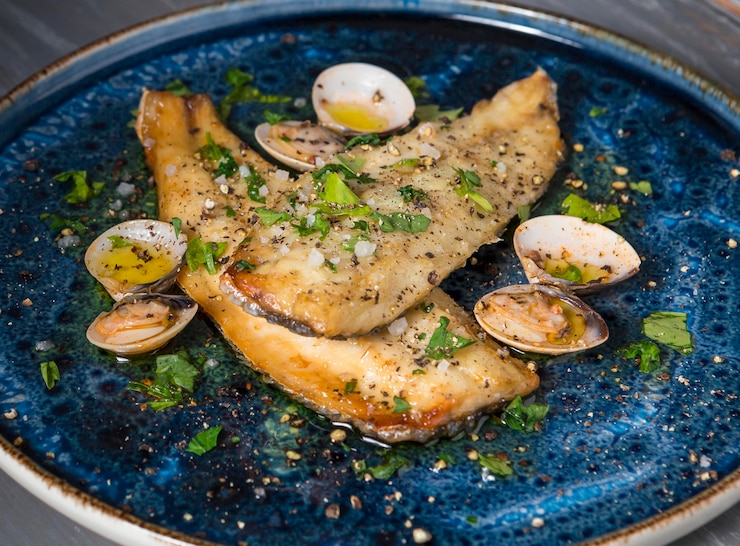 Photo gratuit assortiment de plat de poisson bass
