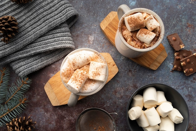 Assortiment plat avec des tasses de boissons savoureuses