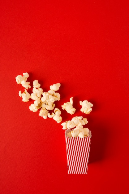 Photo gratuite assortiment de pop-corn sur fond rouge