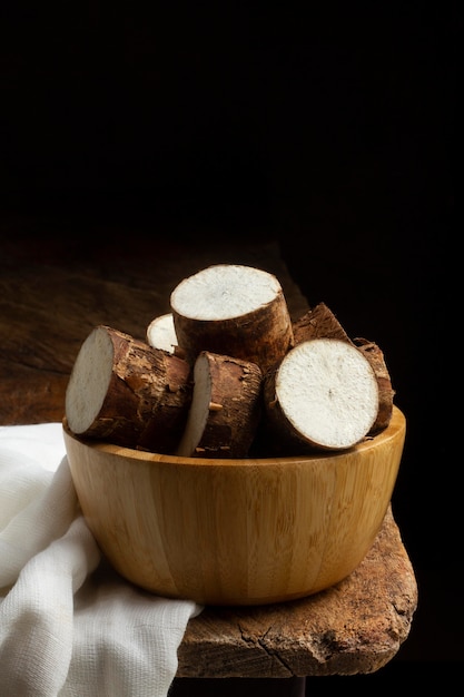 Assortiment de racines de manioc nutritives tranchées