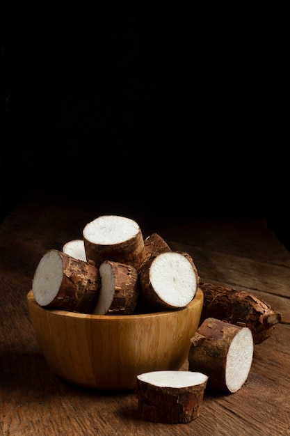 Assortiment de racines de manioc nutritives tranchées