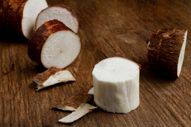 Assortiment de racines de manioc nutritives tranchées