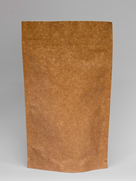 Assortiment avec sac en papier et fond gris