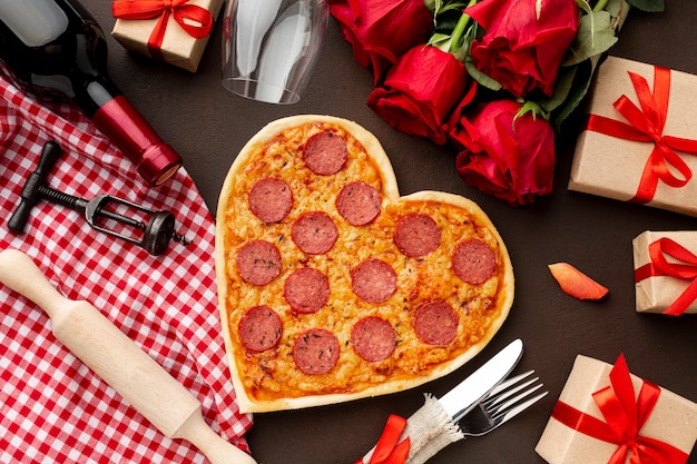 Photo gratuite assortiment de saint valentin avec pizza