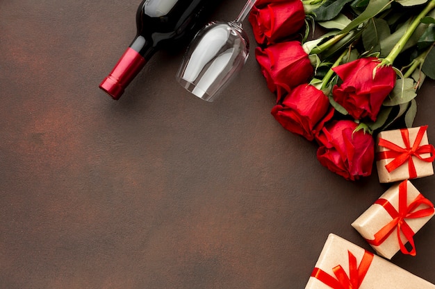 Assortiment de Saint Valentin avec roses et espace copie