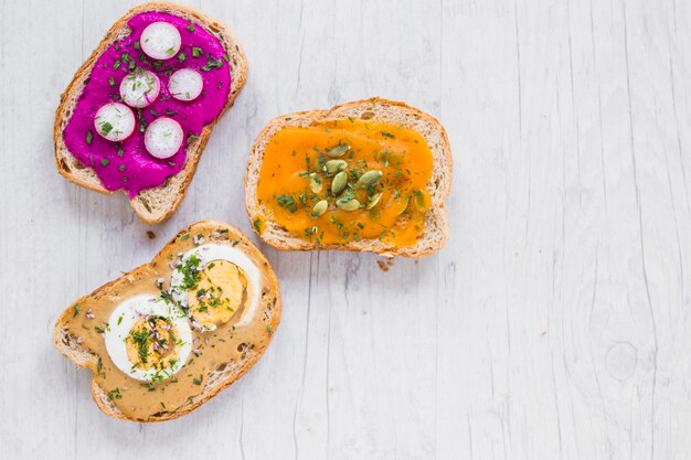 Assortiment de sandwiches ouverts sur blanc