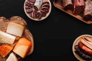 Photo gratuite assortiment de saucisses au fromage