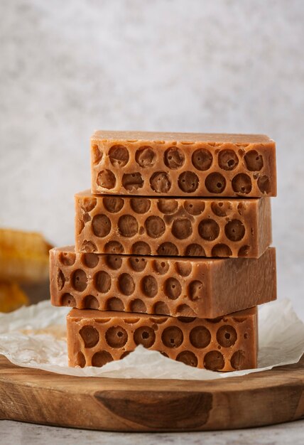 Assortiment de savon et de nid d'abeille