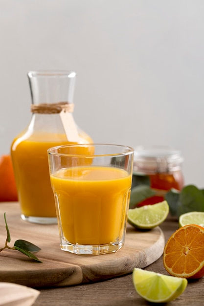Assortiment de smoothies orange vue de face sur la table