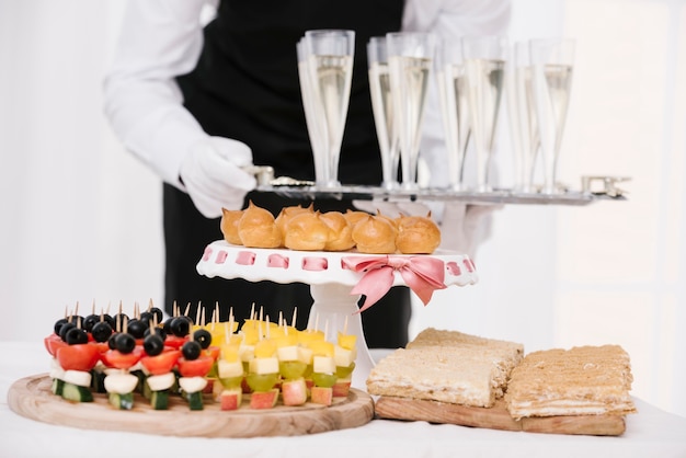 Assortiment de snacks sur une table