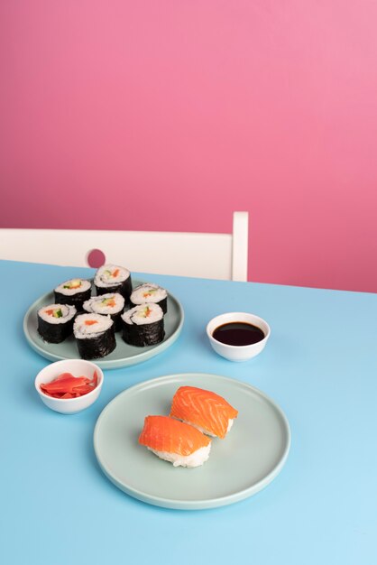 Un assortiment de sushis délicieux à haut angle