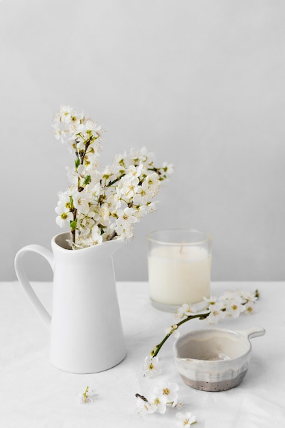 Assortiment de table blanche pour un délicieux repas