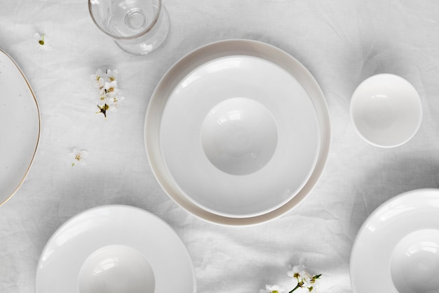 Photo gratuite assortiment de table blanche pour un délicieux repas