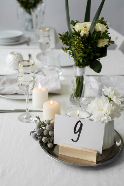 Assortiment de table de mariage à angle élevé avec des fleurs