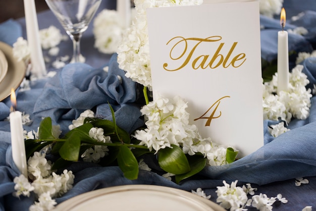 Assortiment de table de mariage avec numéro à angle élevé