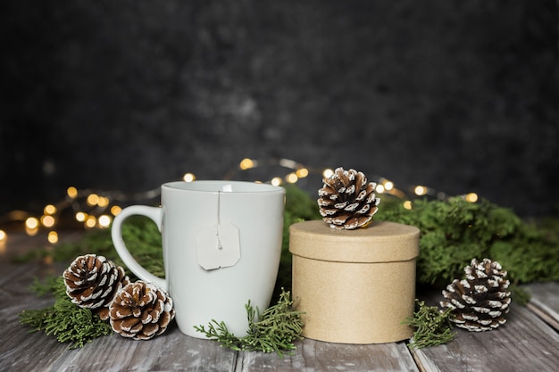 Photo gratuite assortiment avec tasse blanche et boîte-cadeau