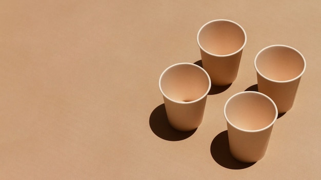 Photo gratuite assortiment de tasses avec espace copie