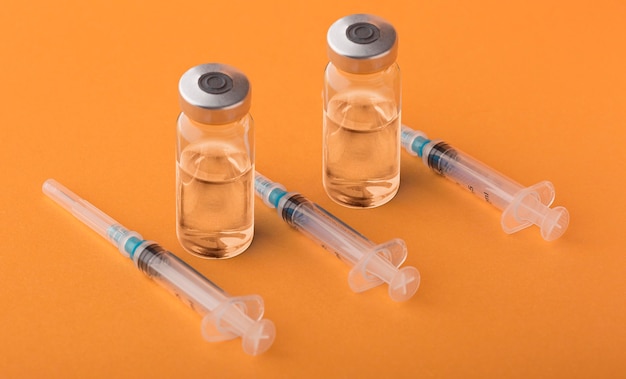 Photo gratuite assortiment de vaccins contre le coronavirus sur orange