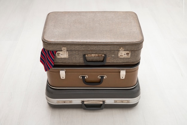 Photo gratuite assortiment de valises de voyage