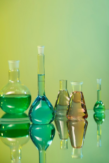 Assortiment de verrerie de laboratoire avec fond vert